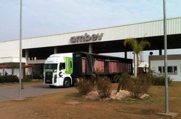 Ambev inaugura fábrica que produz 1,5 bilhão de latas ao ano, e sem bebida.